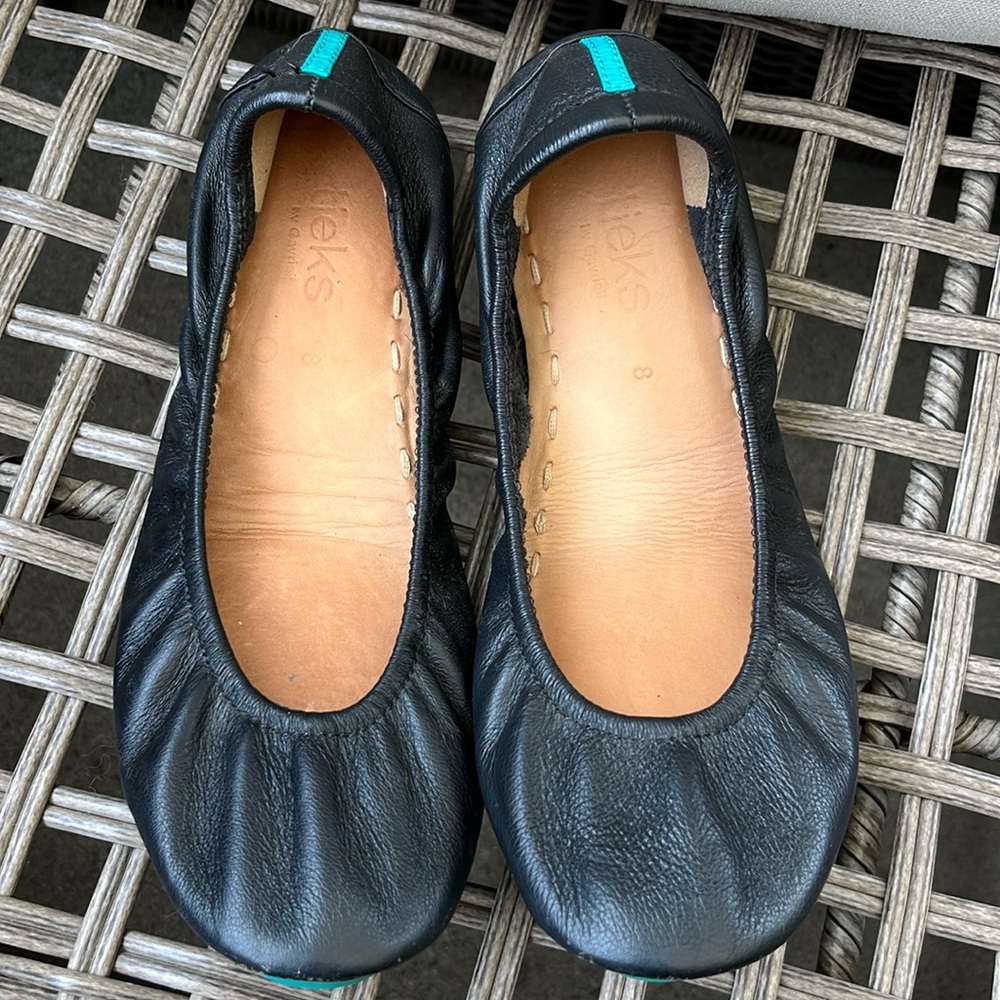 BlackTieks size 8 Gavrieli
Bottoms show more wear, I love these shoes